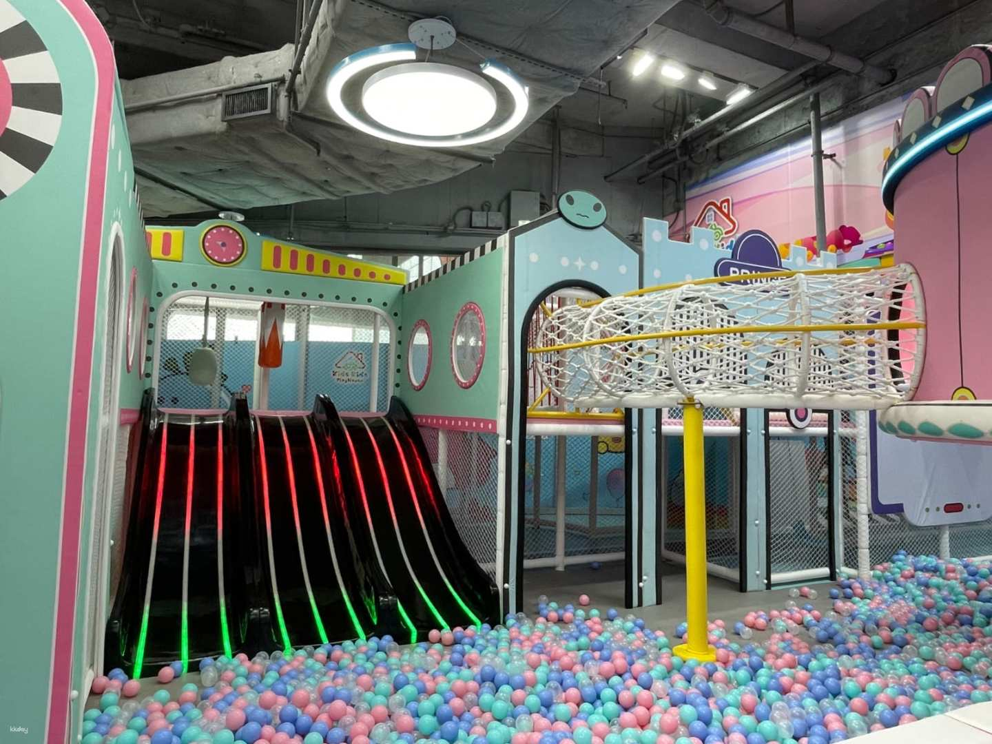 [Good place for parents and children in Kowloon Bay] Kids Kids Playhouse｜Newly built 𝟕,𝟎𝟎𝟎 feet indoor children's tram park｜Architecture Academy, maintenance bus station, role-playing experience firefighter｜AR dynamic game｜Children's playground｜Kowloon Bay Mega box - Photo 1 of 10